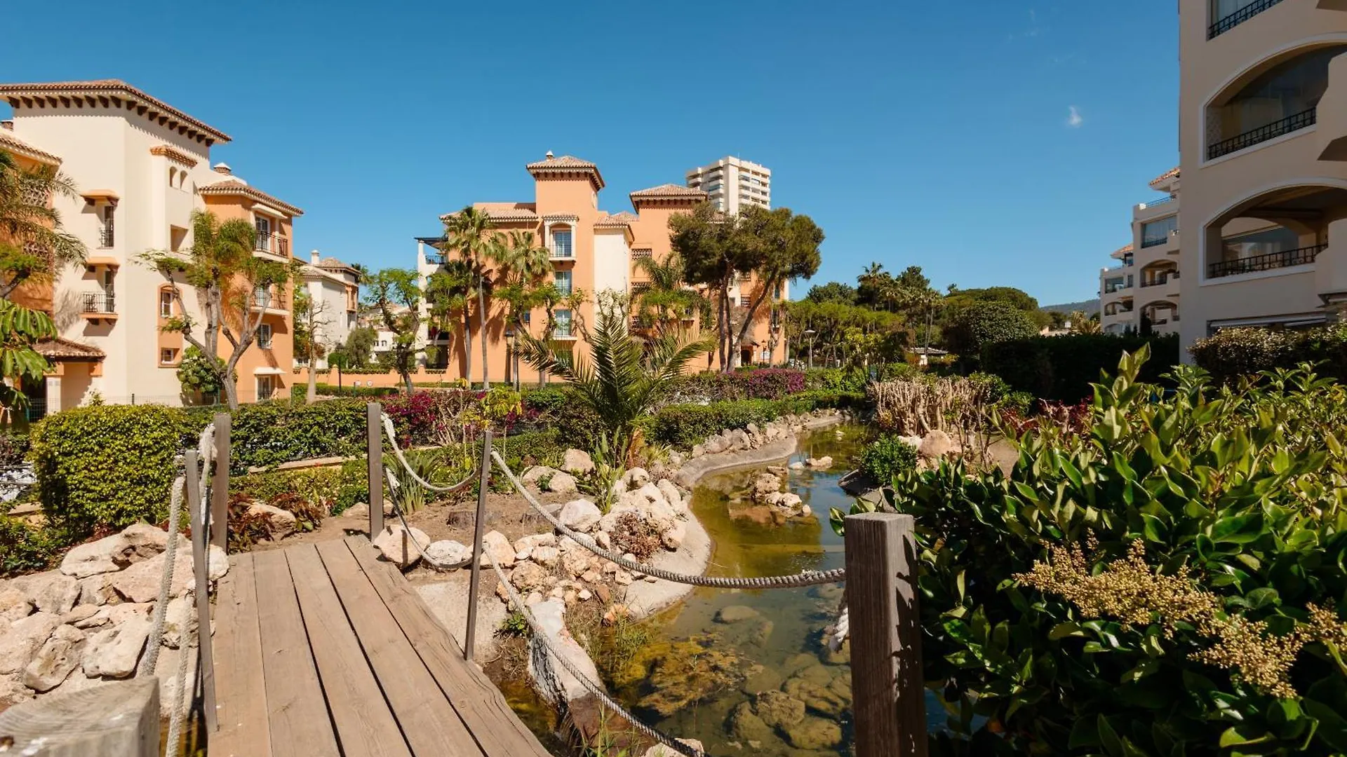 2 Bedroom Apartment Next To The Beach In Elviria, Marbella