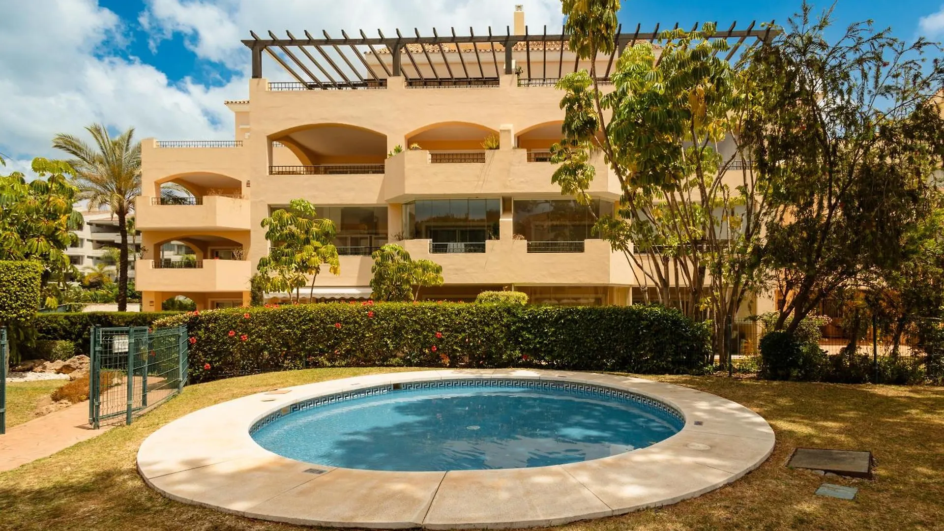 2 Bedroom Apartment Next To The Beach In Elviria, Marbella