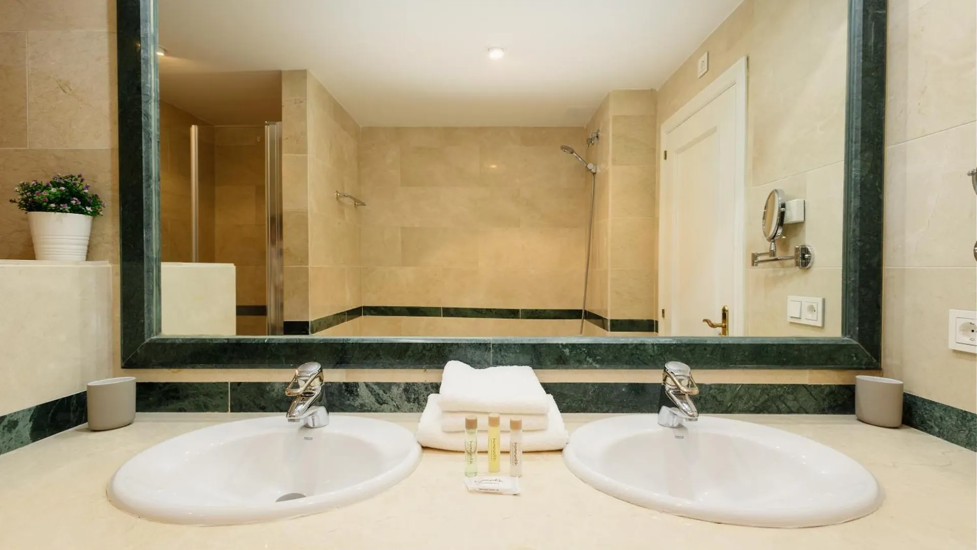 2 Bedroom Apartment Next To The Beach In Elviria, Μαρμπέλλα Ισπανία
