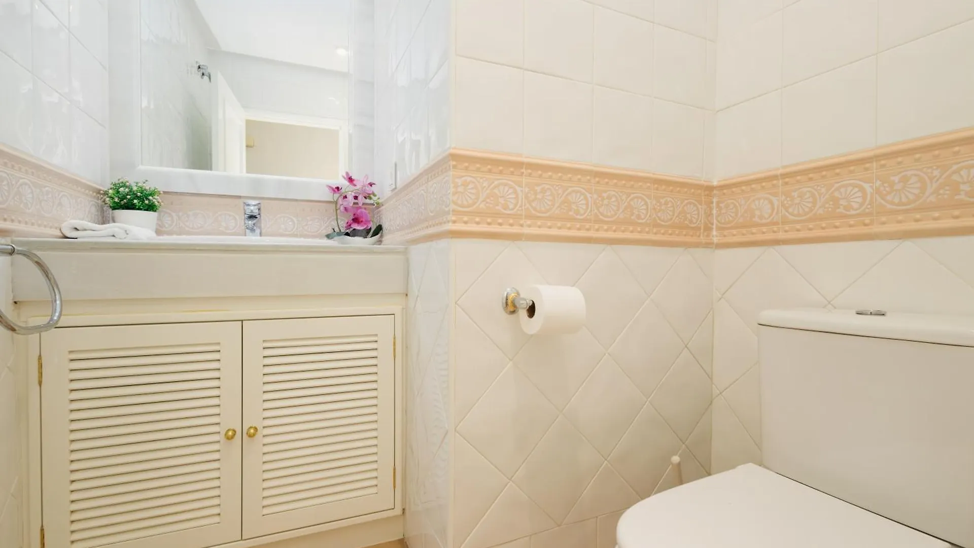 2 Bedroom Apartment Next To The Beach In Elviria, Μαρμπέλλα