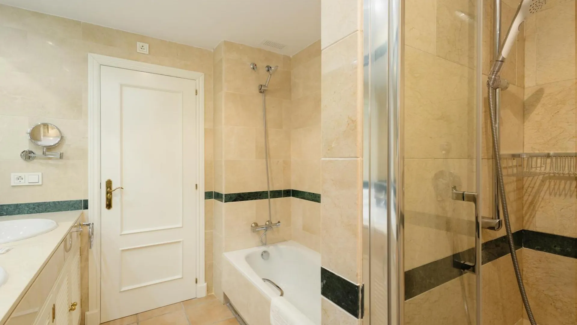 2 Bedroom Apartment Next To The Beach In Elviria, Μαρμπέλλα