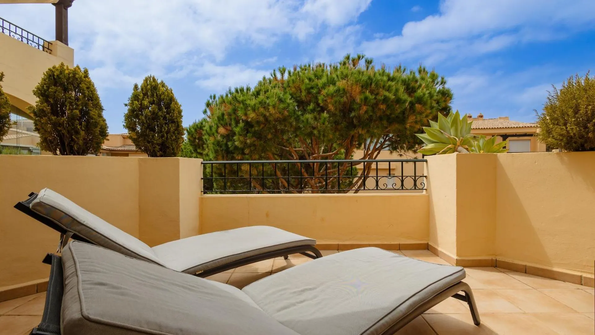 2 Bedroom Apartment Next To The Beach In Elviria, Μαρμπέλλα
