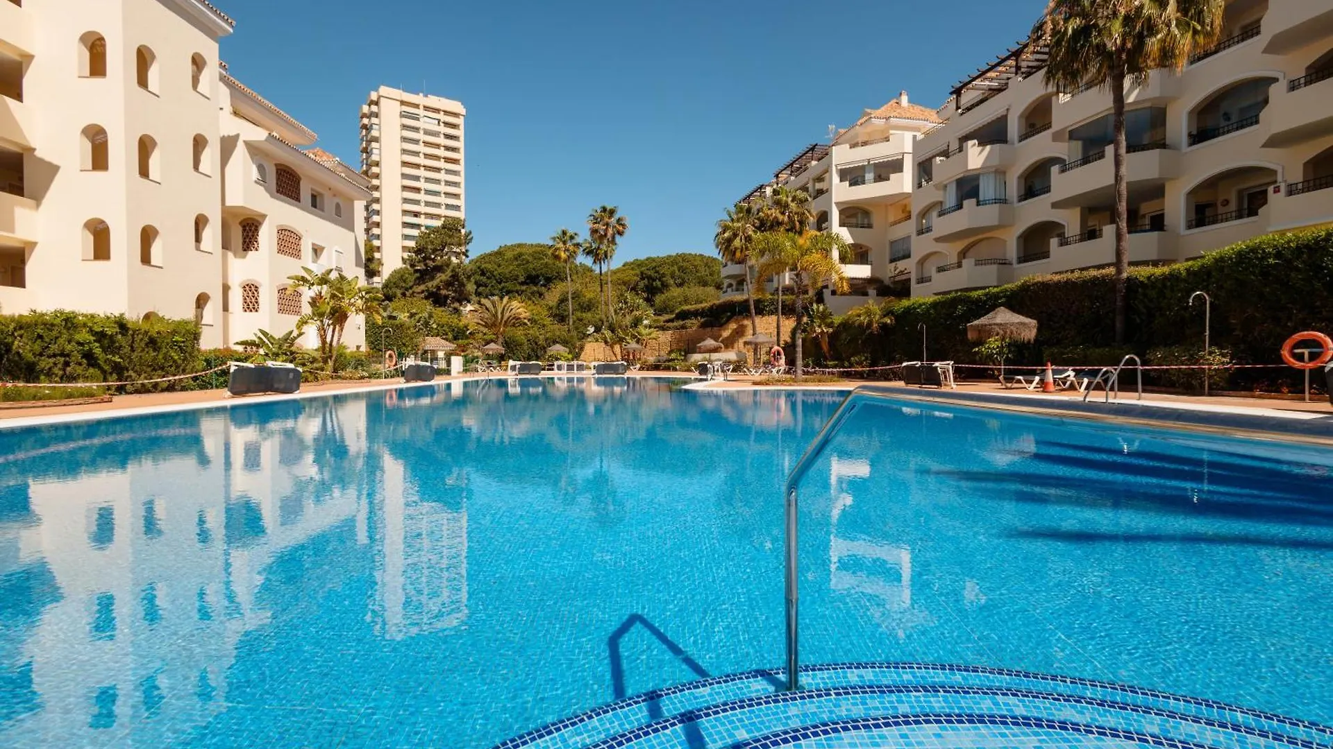 2 Bedroom Apartment Next To The Beach In Elviria, Μαρμπέλλα