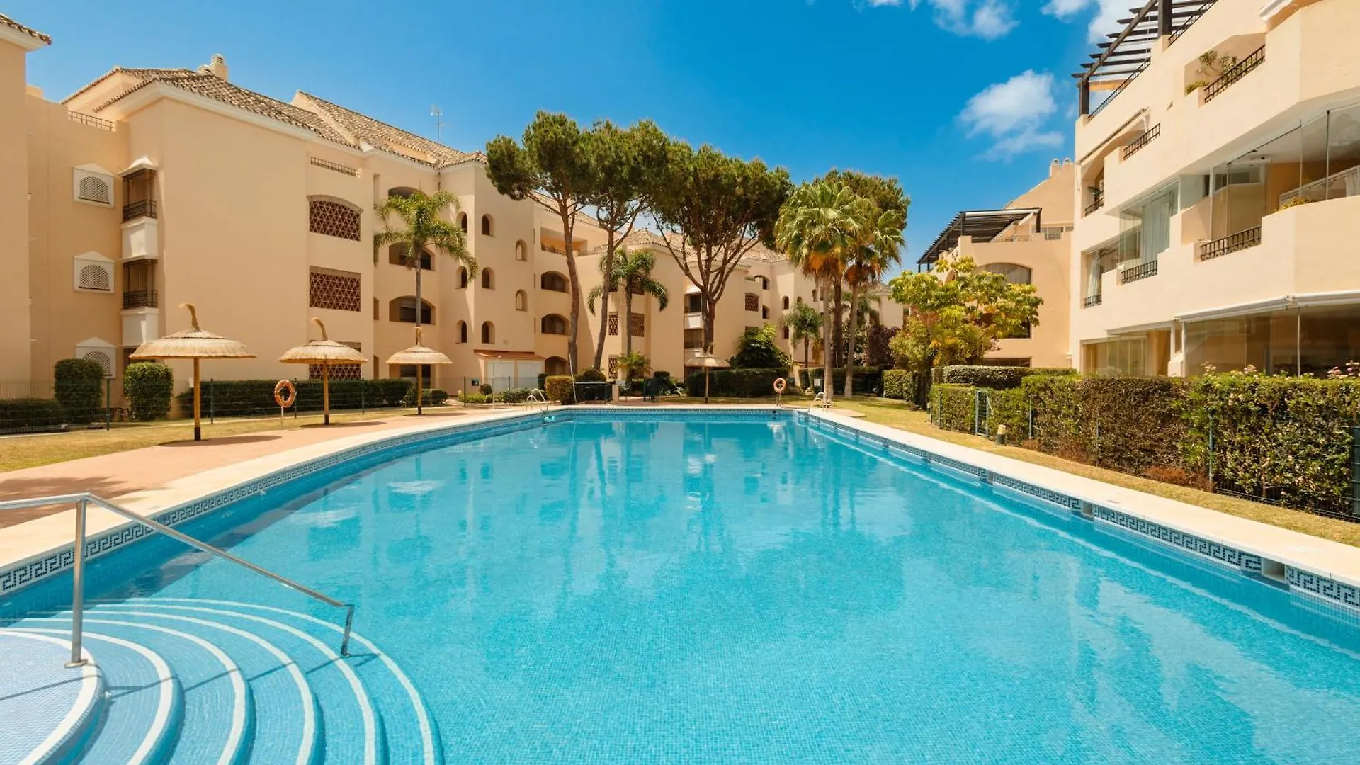 2 Bedroom Apartment Next To The Beach In Elviria, Μαρμπέλλα