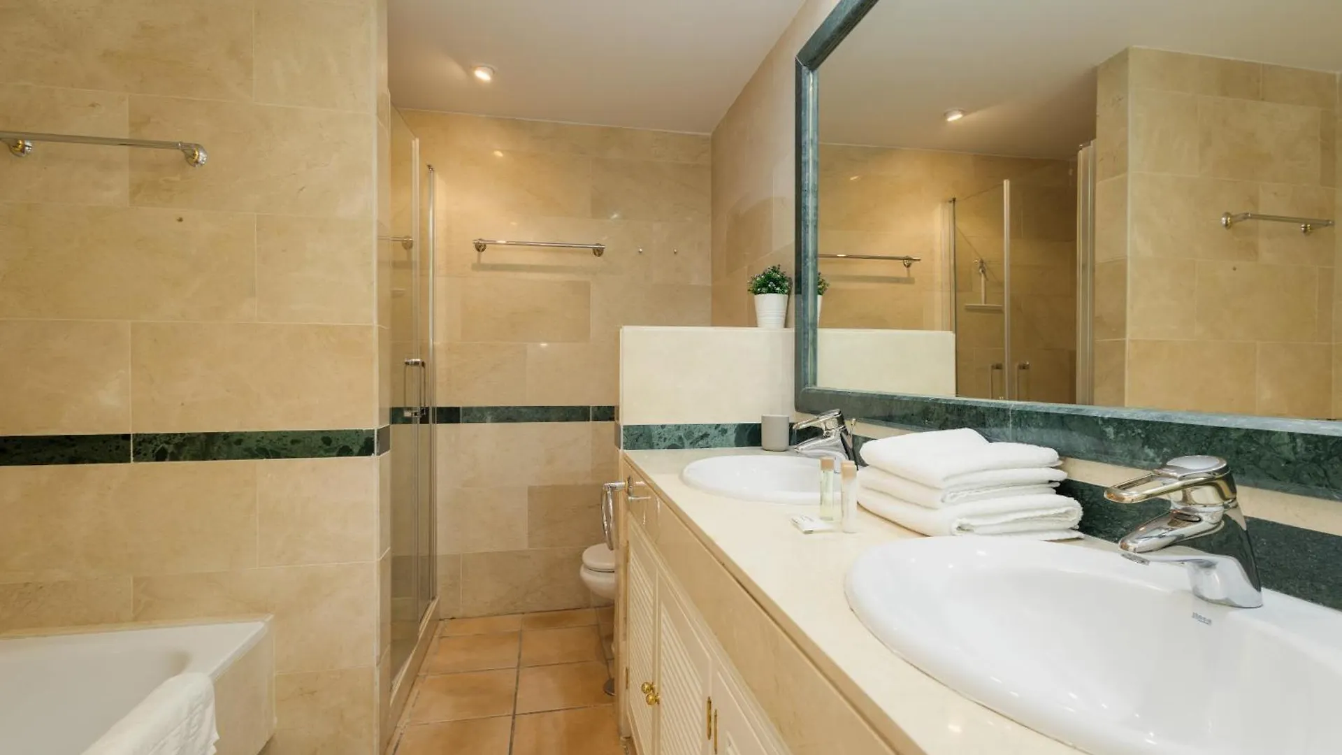 2 Bedroom Apartment Next To The Beach In Elviria, Μαρμπέλλα