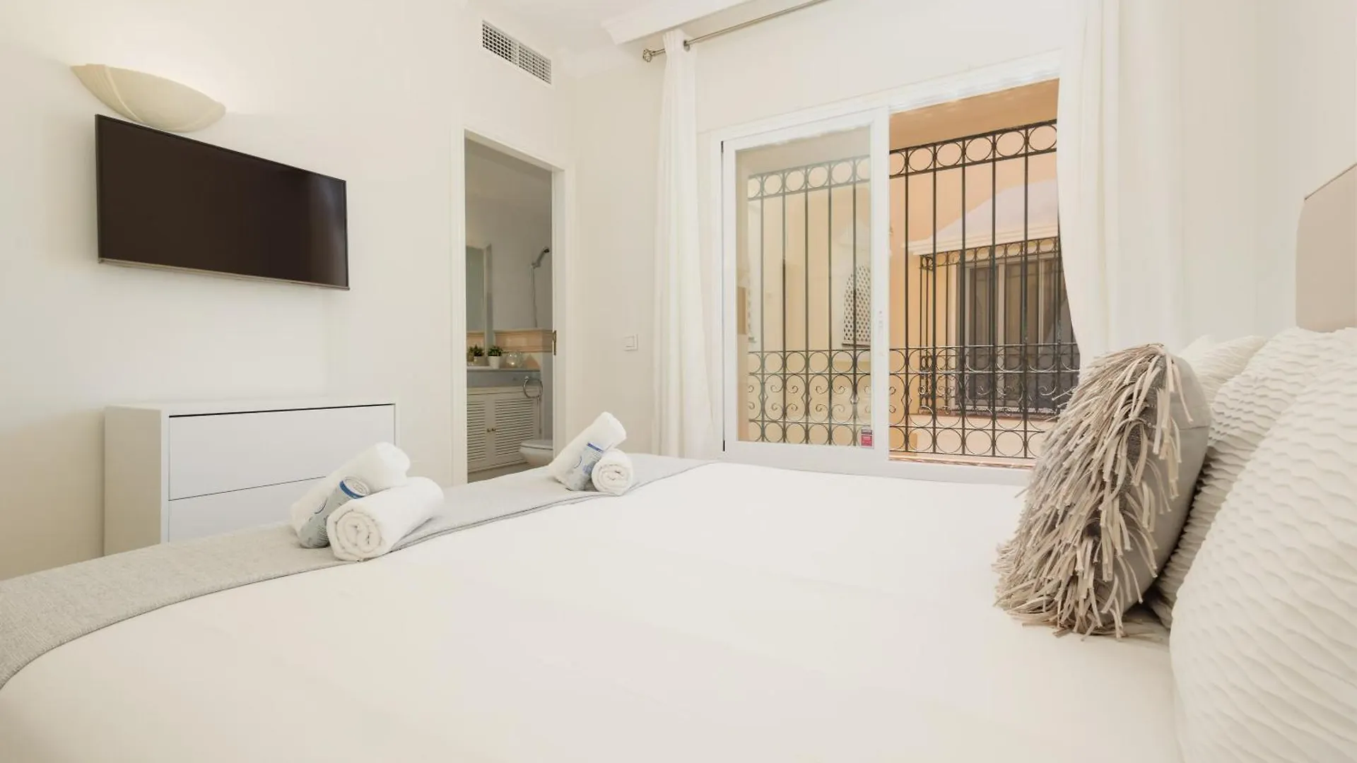 2 Bedroom Apartment Next To The Beach In Elviria, Μαρμπέλλα Ισπανία